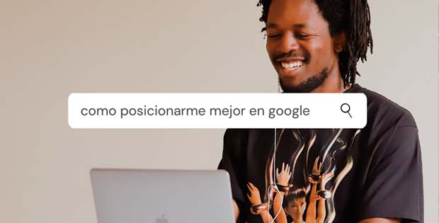 Hombre buscando posicionamiento SEO en Google